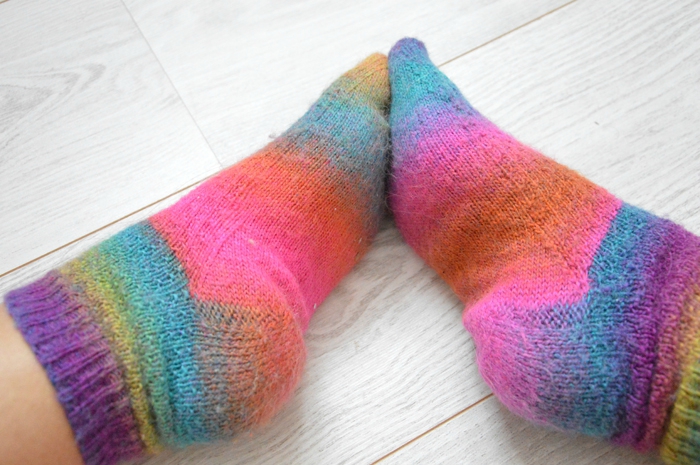 chaussette-tricotees-arcenciel-2doigtsdidee