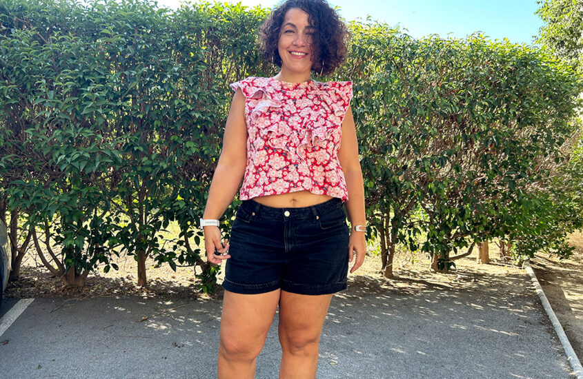 Le crop top Marguerite rouge à fleurs